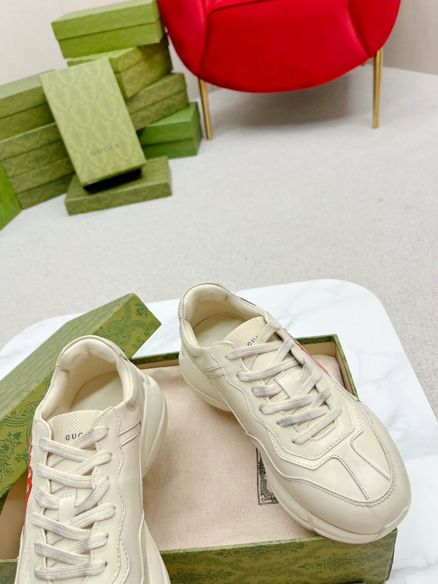 👟👟Ex-factory price 700👟👟 Men +10 Gucci’s top version of couple’s dad shoes series is new! 🖤 ⚠GG couple’s dad shoes have been very popular in recent years; new colors are updated constantly; new colors are updated, and our home and counters have new ones at the same time. This classic dad shoe is popular among celebrities and Internet celebrities. Anchors and others are sure to plant grass and call ❤ Classic fashion style, distressed leather surface, 5D drawing printing; mixed surface splicing colors, etc... Original customization (off-white eco-friendly cowhide, first layer of cowhide inside), original outsole... Shiny colorful drawings embellish the sides of the shoe body, old color rubbing, package production technology, 1:1 creation / only to make the best shoes. ⚠️ Comes with high-end full package at the counter. …………………………………………………… 👑❥∙Colour: Doraemon model/Mickey Mouse model/Lip model/Donald Duck model/Anchor model/Classic red and green striped logo model/NY letter model/Rainbow letter model/Red ebony cloth model/G letter pink cloth model/North Face joint model/Little Bear model/New blue color model/New orange color model 👑❥∙Size: Women’s model 35-40 Men's 39-44